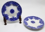 PORCELANA EUROPEIA - Copeland and Garret, trio de pratos de faiança com decoração azul cobalto, borrão, marca da manufatura sob a base. Inglaterra (1840) - Dia. 19 cm. Marcas do tempo. Bela esmaltação, defeitos, bicados e fios de cabelo.
