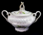 PORCELANA - Parte de jogo de chá em porcelana branca, nacional, decorada com relevo floral e frisos dourados. Composta de: Açucareiro. Alt. 13 cm.