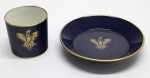SEVRES - PORCELANA - Xícara de café com esmaltação azul cobalto e frisos dourados. Med. 5 cm e 10 cm