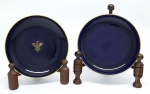 SEVRES - PORCELANA -Lote de 2 pratos com esmaltação azul cobalto e frisos dourados. Med. 15,5 cm.