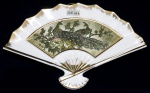 PORCELANA - Prato decorativo em formato de leque decorado com pavões ao centro e farta douração. Med. 16x24 cm.