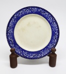 PORCELANA INGLESA - LEIGHTON ALFRES MEAKIN - Belo prato decorativo, decorado com faixas azuis, arabescos com filetes dourados. Med. 17 cm. Bicados e marcas do tempo.