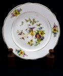 PORCELANA - Prato decorativo, ricamente policromado com faisões ao centro, flores e frisos dourados. Me. 18 cm. Leves desgastes.