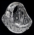 CRISTAL - Delicado cesto em cristal lapidado em padrão estrela. Med. 12x13,5x9 cm.