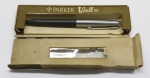 COLECIONISMO - Caneta Roller PARKER TBall 45, Indústria Brasileira, caixa/estojo original (c/ marcas do tempo), caneta conservada, conforme fotos; sem garantias futuras.  Cinza.