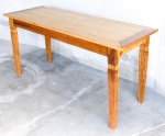 MOBILIÁRIO - Mesa/aparador em Pinho de Riga. Med. 81x167x60 cm.