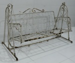 MOBILIÁRIO - Antigo banco de balanço de jardim para 3 pessoas em ferro pintado de branco. Med. 116x176x96 cm. Marcas do tempo.