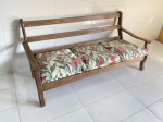 MOBILIÁRIO - Sofá de 3 lugares com estrutura em madeira nobre em ótimo estado e e assento com 3 almofadas. (Necessitam restauro). Med. 88x193x79 cm. Marcas do tempo.