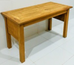 MOBILIÁRIO - Mesa de encostar em madeira nobre. Med. 83x148x71 cm.