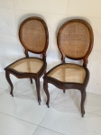 MOBILIÁRIO - Par de belas e antigas cadeiras dito ''Medalhão'', em jacarandá, encosto em palhinha indiana e assento em palhinha plástica. Med: 98x45x46 cm. Acompanha almofada assento.