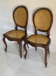 MOBILIÁRIO - Par de belas e antigas cadeiras dito ''Medalhão'', em jacarandá, encosto e assento em palhinha plástica envelhecida. Med: 98x45x48 cm.