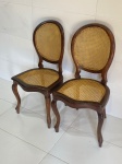 MOBILIÁRIO - Par de belas e antigas cadeiras dito ''Medalhão'', em jacarandá, encosto e assento em palhinha plástica envelhecida. Med: 98x45x48 cm.