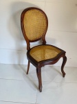 MOBILIÁRIO -  Bela e antiga cadeira  dito ''Medalhão'', em jacarandá, encosto e assento em palhinha plástica envelhecida. Med: 98x45x48 cm.