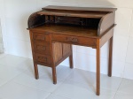 MOBILIÁRIO - Escrivaninha xerife, tampo de esteirinha, em madeira nobre com 3 gavetas laterais, 1 gaveta central e escaninhos na parte superior. Med. 102x105x85 cm. (necessita restauro).