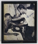 FOTOGRAFIA - Pelé e Zizinho - Autografado Zizinho. Med. 23x19 cm. Desgastes.