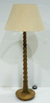 DIVERSOS - Grande abajur de pé em madeira nobre torneada, base circular. Alt. 150 cm. No estado.