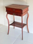 MOBILIÁRIO - Mesinha costureira em madeira nobre, tampo articulado, interior com divisórias e espelho, prateleira articulada, gavetinha central. Med. 70x50x35 cm.