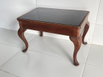 MOBILIÁRIO - Mesa de apoio em estilo inglês, pés curvos e tampo em vidro fumê. Med. 41x63x43 cm.