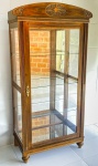 MOBILIÁRIO - Cristaleira Art Deco, transição imperio em madeira nobre, fundo espelhado com 3 prateleiras. Med. 187x97x50 cm.