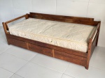 MOBILIÁRIO - Sofá cama com 3 gavetões em madeira nobre. Acompanha colchão. Med. 64x198x85 cm.