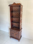 MOBILIÁRIO - Móvel estante em madeira nobre, parte inferior com porta basculante e gaveta, superior com 3 prateleiras e fundo em treliça. Med. 198x66x43 cm.
