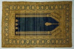 TAPETE - Tapete turco de oração, cor predominante azul. Med. 126x184 cm.