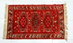 TAPETE - Tapete Borchalu, cor predominante vermelha. Med. 69x107 cm.