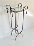 MOBILIÁRIO - Mesa de apoio lateral em ferro com acabamento em bronze, tampo em vidro 10mm bisotado. Med. 98x45x28 cm.