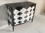 MOBILIÁRIO - Cômoda semi bombê em madeira nobre, pintada nas cores preto e branco, puxadores em porcelana, com 3 gavetas e 2 gavetinhas. Med. 95x105x52 cm. Marcas do tempo, desgastes e pequenas faltas.