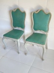 MOBILIÄRIO - Par de cadeiras Chipandelle em madeira nobre pintadas de cinza, estofadas em napa em tom verde. Med.