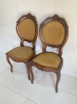 MOBILIÁRIO - Par de cadeiras medalhão duplo de madeira nobre, encostos e assentos estofados. Med. 104x45x48 cm.