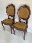 MOBILIÁRIO - Par de cadeiras medalhão duplo de madeira nobre, encostos e assentos estofados. Med. 104x45x48 cm.
