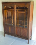 MOBILIÁRIO - Antigo livreiro em madeira nobre com portas de correr, prateleiras internas reguláveis. Med. 154x120x36 cm.