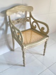 MOBILIARIO - Cadeira de braço em madeira nobre patinada em tom claro e assento em palha plástica. Med. 82x52x47 cm.