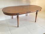 MOBILIÁRIO - Mesa de jantar oval, elástica, estilo império em madeira nobre. Med. 78x220x110 cm.