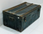 DIVERSOS -  Grande baú em metal. Med. 36x96x53 cm.