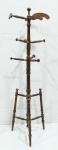 MOBILIÁRIO - Cabideiro de pé em madeira torneada. Alt. 170 cm.
