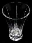 CRISTAL -Belo vaso floreira em cristal lapidado. Med. 18x12 cm.