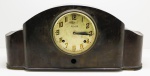 RELÓGIO - Relógio de mesa com 2 furos, caixa em madeira nobre. INGRAHAM EIGHT DAY, mostrador em metal. Med. 26x56x10 cm. No estado.