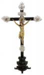ARTE SACRA - Crucifixo de "pousar" em madeira esculpida, entalhada, sobre base semi-circular. Circundando o cristo, raios  e ponteiras em metal prateado.. Med. 64x36 cm e 21x19 cm. Marcas de antigos restauros.