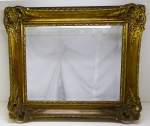 ESPELHO - Espelho bisotado retangular com belíssima moldura em madeira dourada. Med. 68x59 cm.