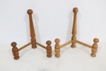 PINHO DE RIGA - Par de suportes para pratos em Pinho de Riga torneado. Med. 20x16 cm.