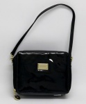 ACESSÓRIO -  LUZ DA LUA - Bolsa/carteira em couro vinílico com detalhes em metal dourado. Med. 13x17 cm.