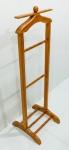 MOBILIÁRIO - Cabideiro porta terno em madeira nobre (Pinho de Riga). Med. 127x38x39 cm.