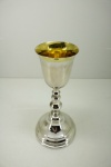 PRATA DE LEI - Cálice litúrgico em prata lisa, com "guilhoches". Interior de cálice em Vermeil. Marca de ourives. Século XIX. 25 cm. 354 gr. Leve inclinação.