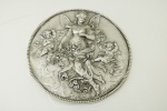 PRATA DE LEI - Antiga medalhão em prata de lei, decorado em relevo com anjo e querubins. Dia. 9,5 cm e 72 grs.