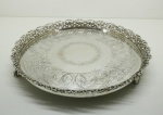 PRATA DE LEI - Salva de prata de lei Portuguesa ,Redonda com bordas e parte central trabalhada , sustentada por 3 pês , contraste " P " Coroa. Med. 4,5x31,5 cm e 935 grs.