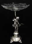 WMF - Belíssima fruteira em metal espessurado a prata, da famosa manufatura WMF (Alemã). Representando cupido, prato em cristal. Perfeito acabamento. Alt. 37 cm.