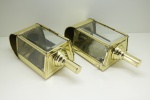 DIVERSOS - Antigo par de lanternas em metal dourado polido, vidros bisotados e instalação elétrica nova. Med. 40x18x13 cm.