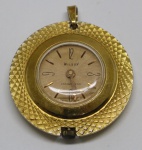 RELÓGIO - Relógio pingente em metal dourado a ouro, Suíço da manufatura WILSON. Dia. 30 mm. Apresenta trincado no mostrador. Funcionando.